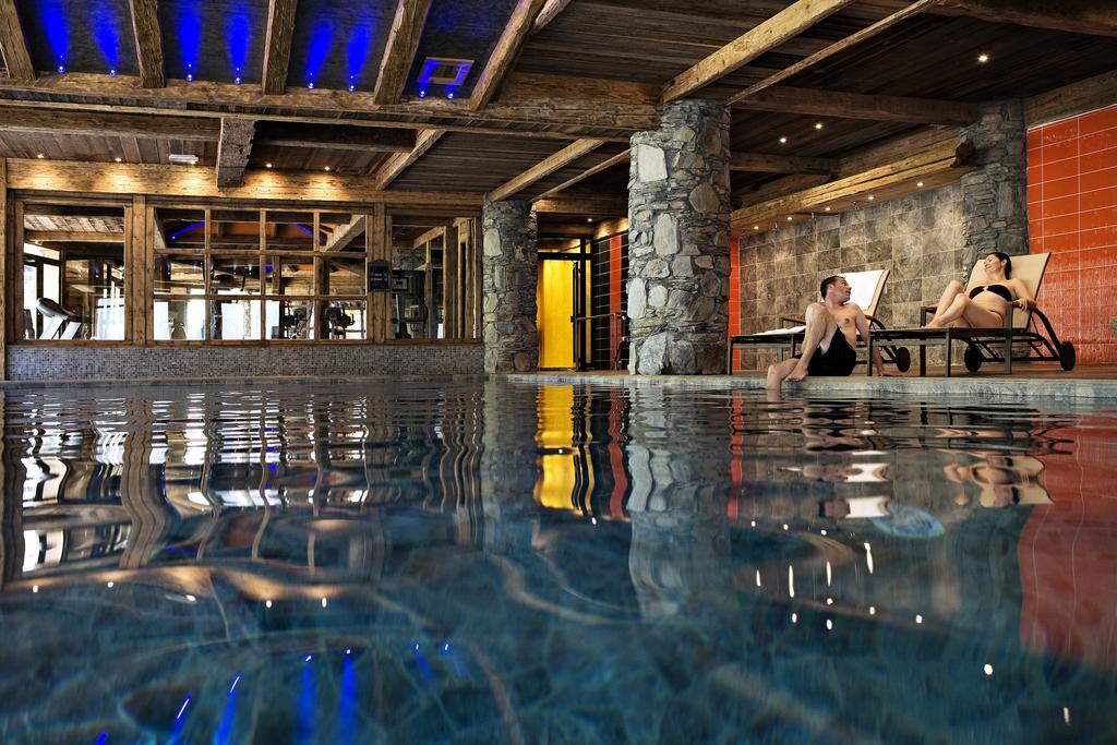 A great picture of the swimming pool at Le Nevada Tignes