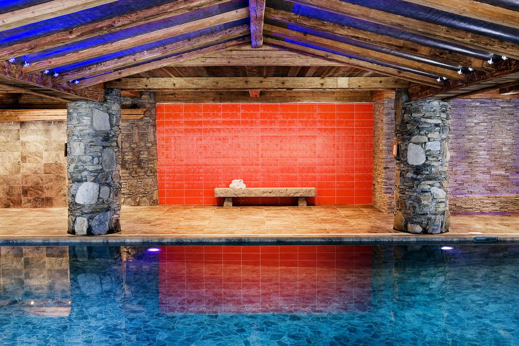 The indoor swimming pool in Le Nevada Tignes