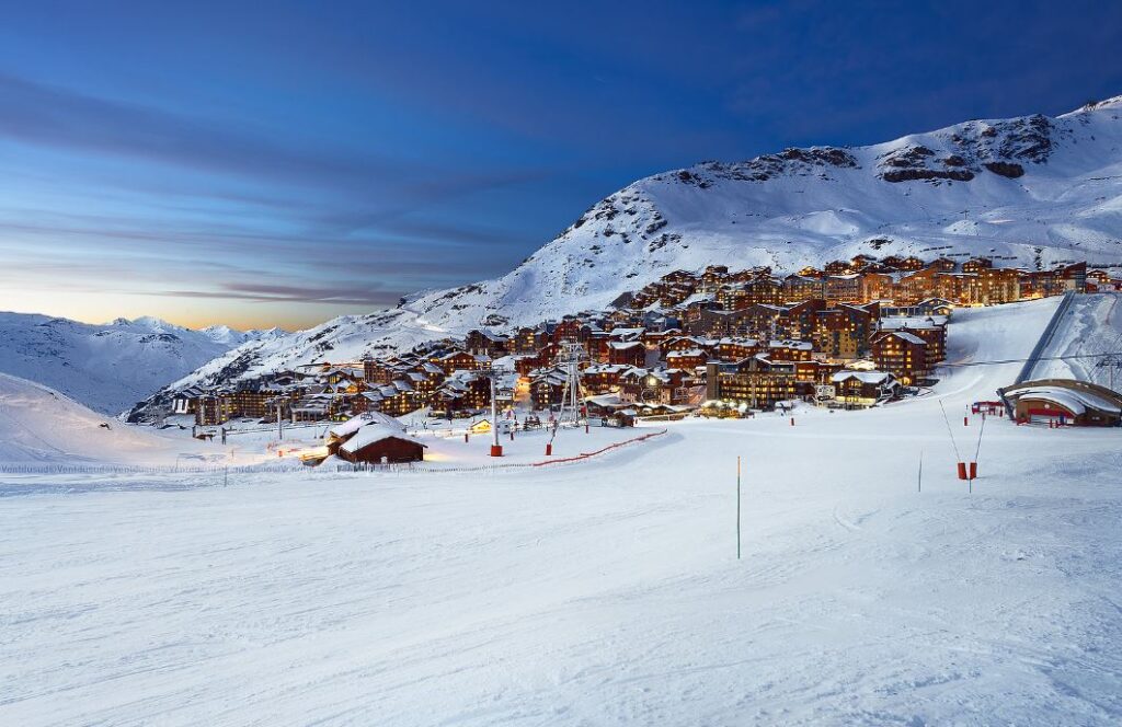 picture of val thorens at night