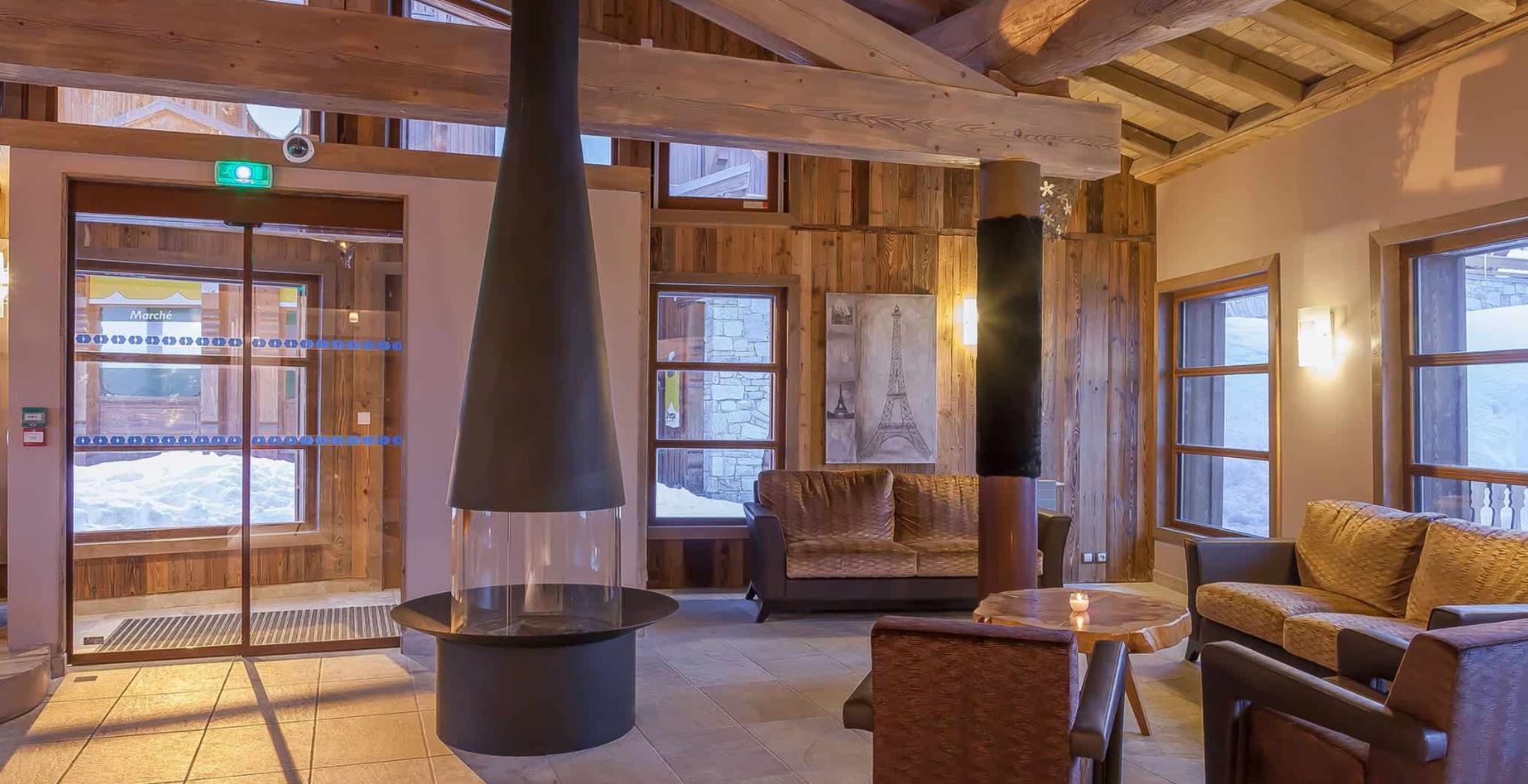 The reception sitting area at Les Balcons Platinum Val Thorens