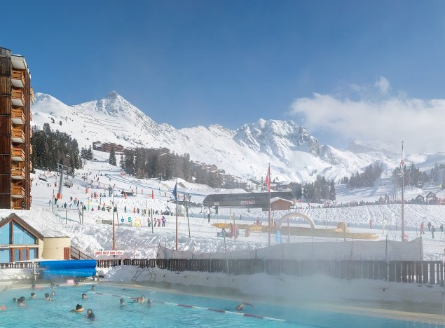 The outdoor swimming pool Residence Bellecote La Plagne
