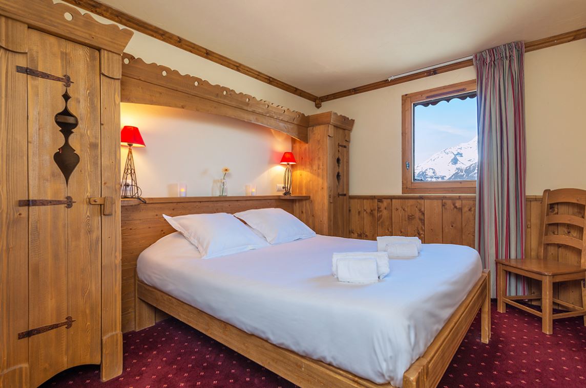 A bedroom with a double at Chalet Le Refuge