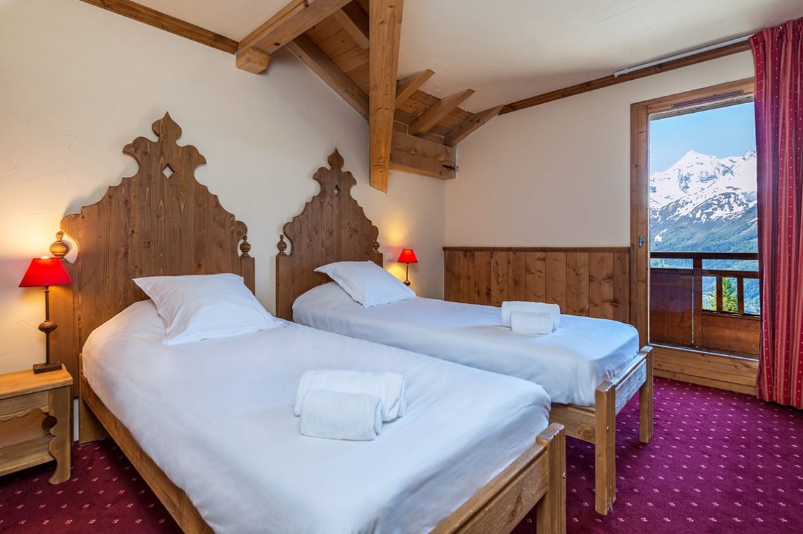 A bedroom with single beds at Chalet Le Refuge