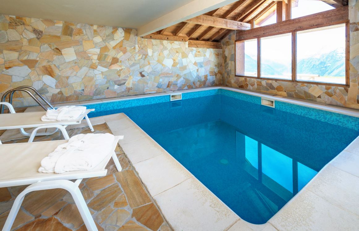 The swimming pool at Chalet Le Refuge
