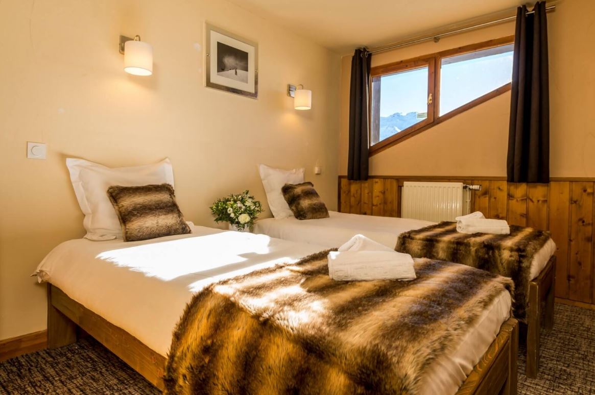A twin bedoom at Chalet Val 2400
