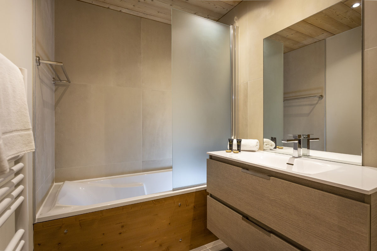 An image of a bathroom at the Daria I Nor residence