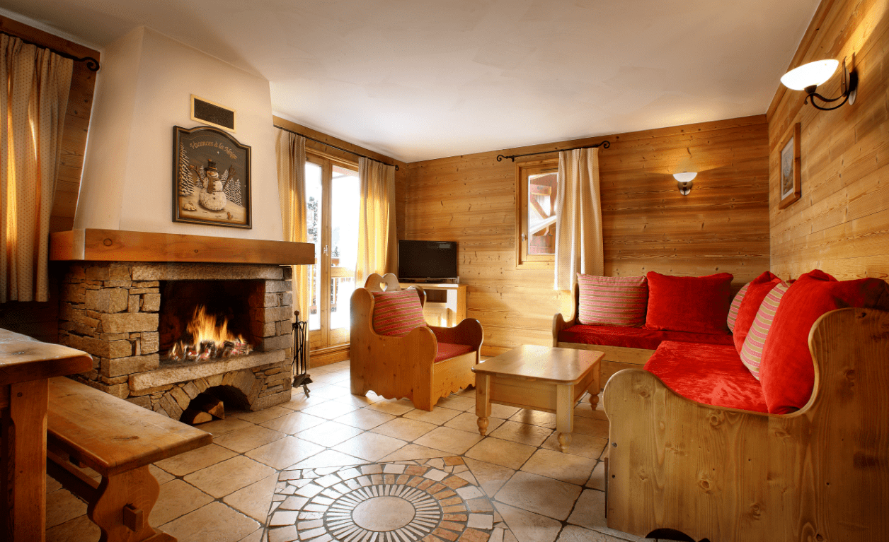 An apartment with a fireplace at Residence Chalet des Neiges Arolles