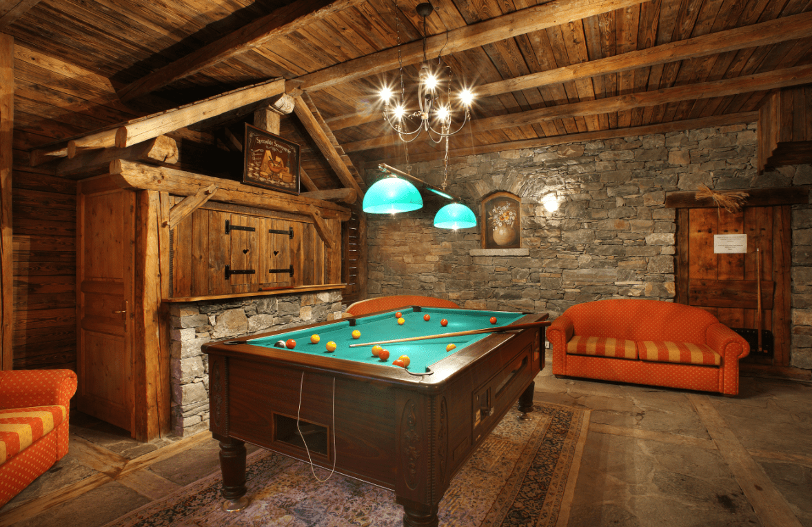 The pool table in the reception of Residence Chalet des Neiges Arolles