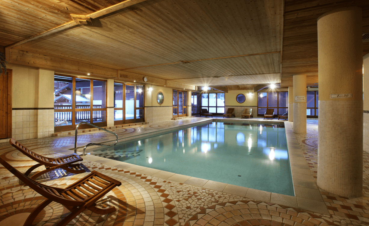 The swimming pool at Residence Chalet des Neiges Arolles