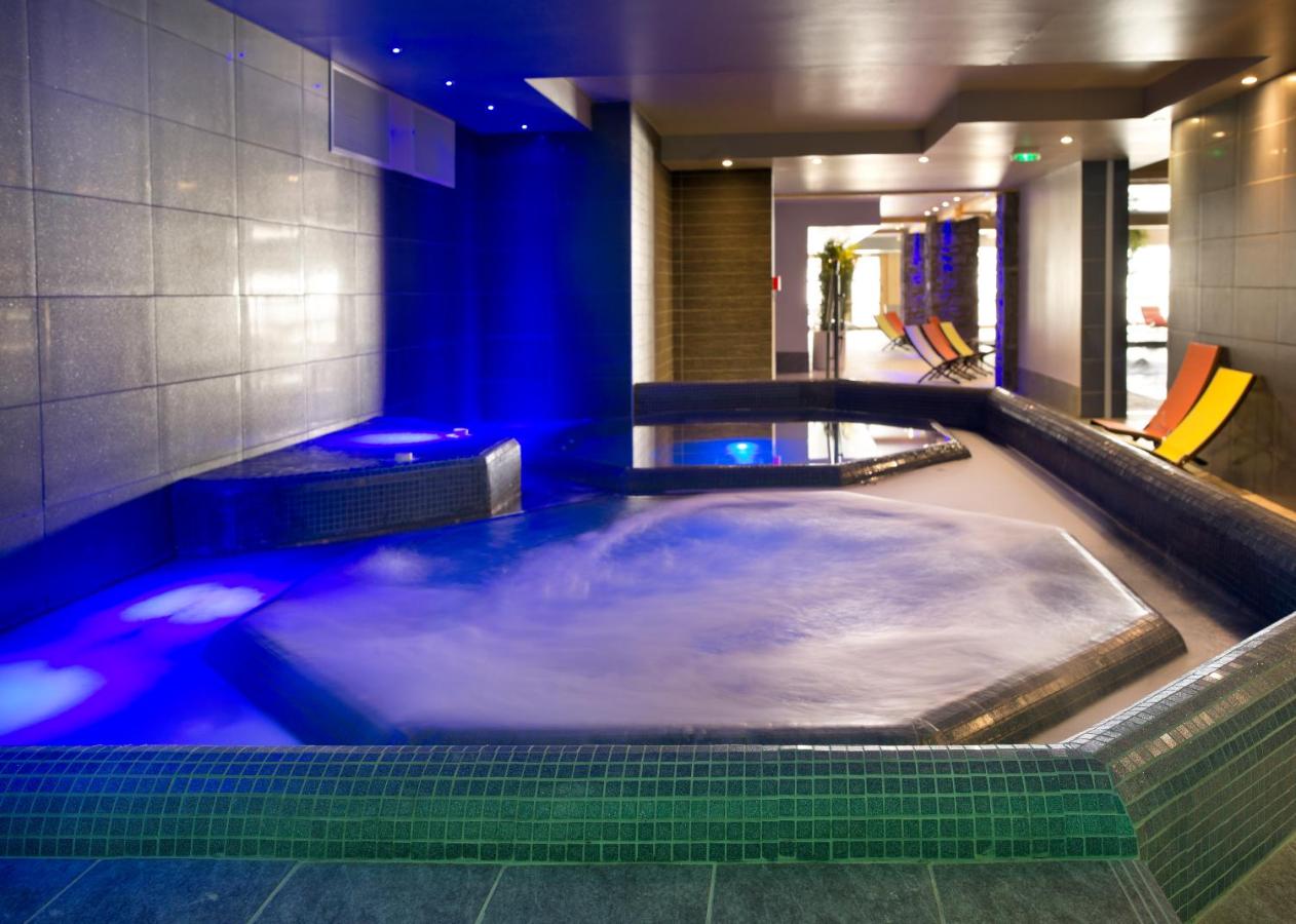 The hot tubs at Le Cristal de l'Alpe apartments