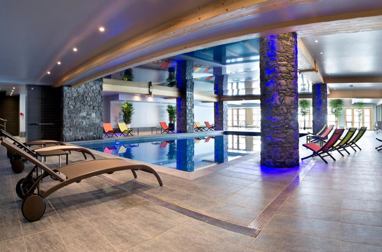 The swimming pool at Le Cristal de l'Alpe apartments