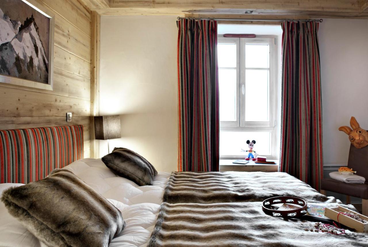 A twin bedroom at Le Jhana Tignes