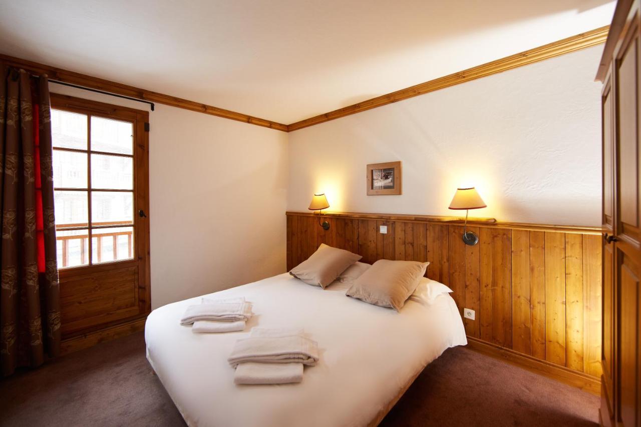 A double bedroom at Les Chalets du Soleil Les Menuires
