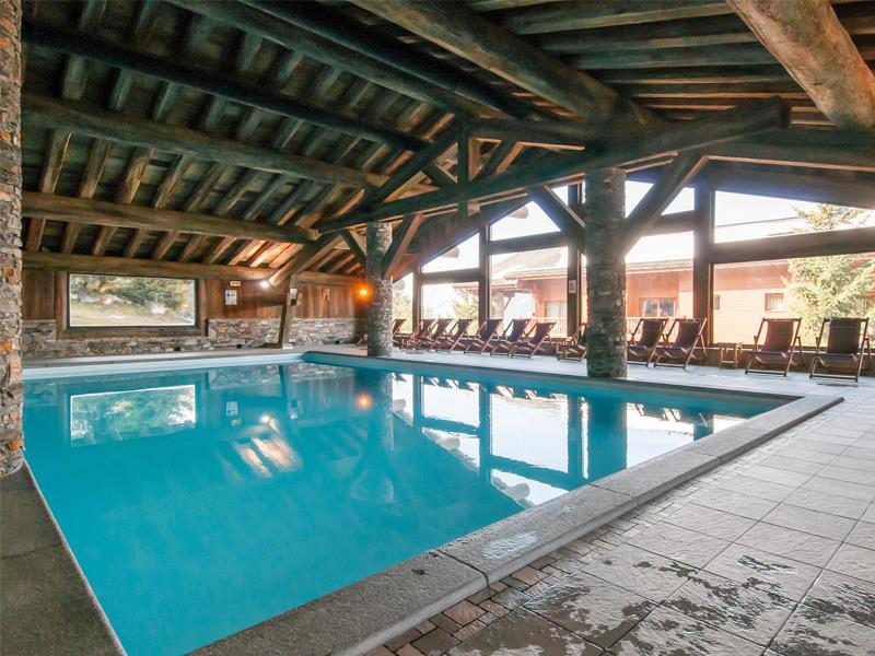 An image of the swimming pool at Les Alpages de Chantel