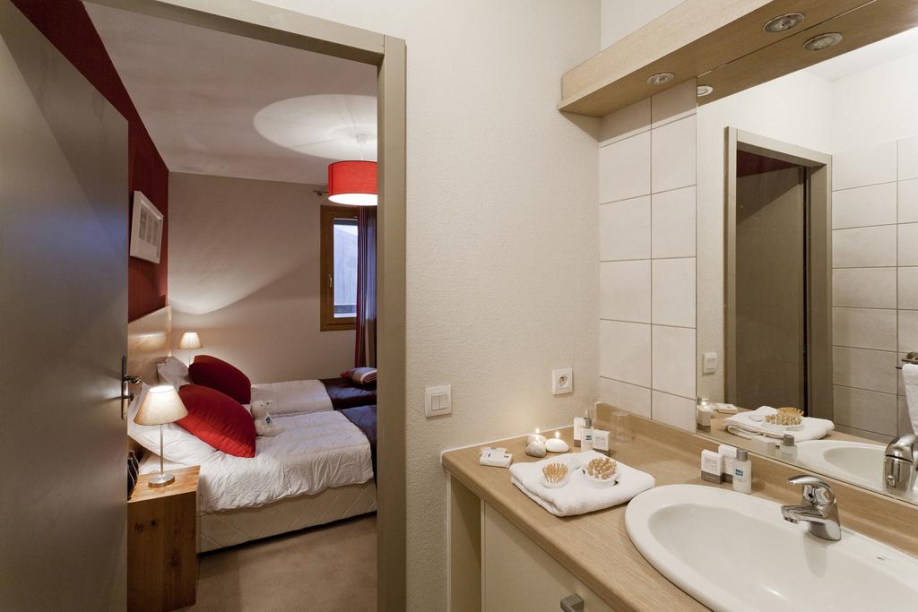 Residence club mmv letoile des cimes bathroom with twin bedroom