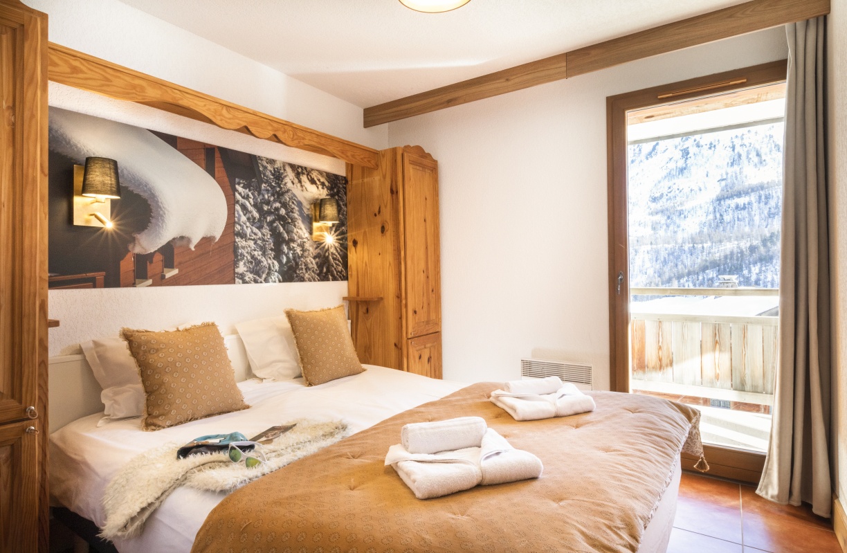 A double bedroom at Le Hameau des Airelles apartments