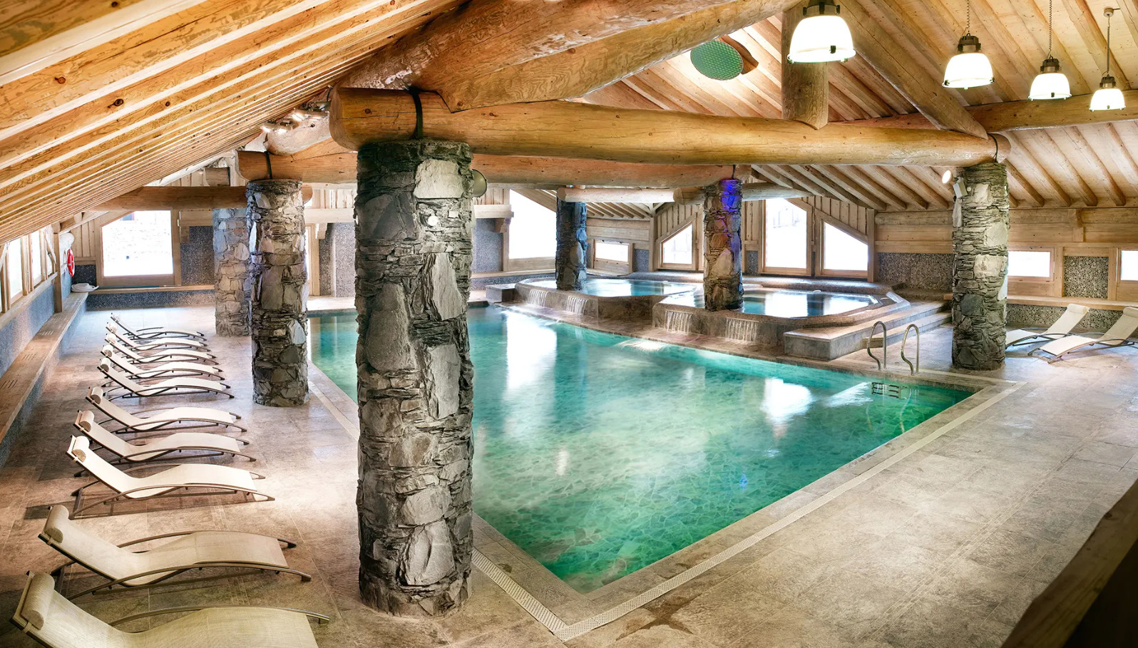 An image of the swimming pool at Les Cimes Blanches La Rosiere