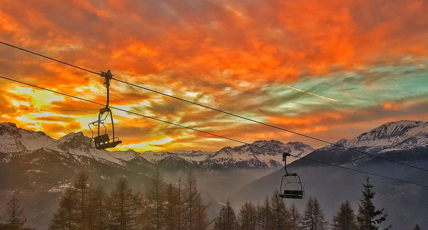 A sunset over a chairlift in Sauze d'Oulx