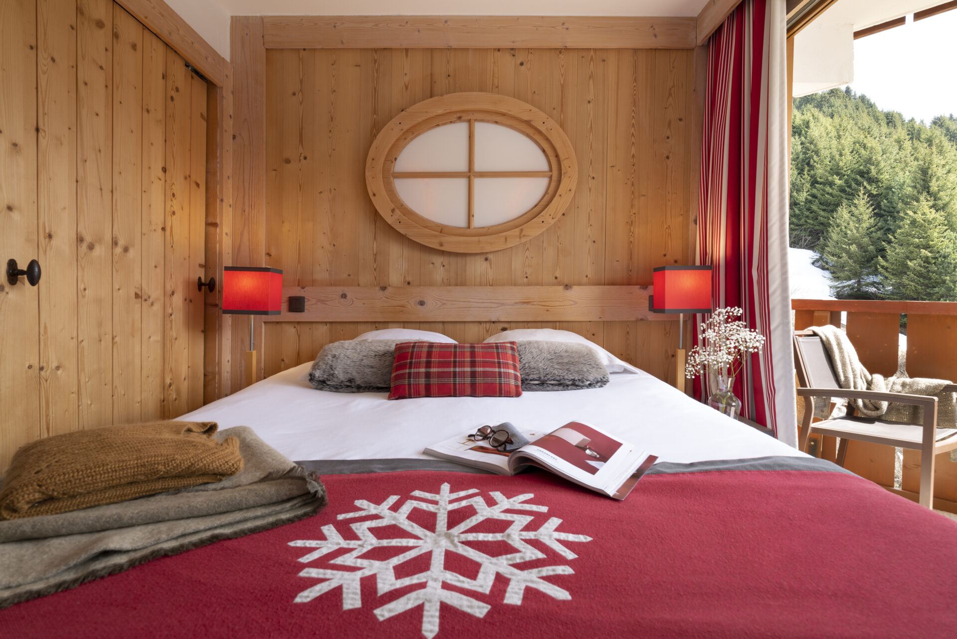 A double bedroom at residence Les Crets Meribel