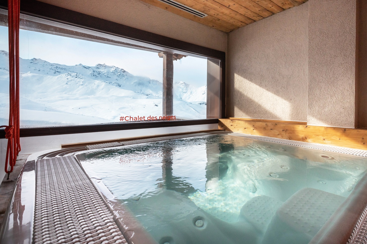 An image of the hot tub at Chalet Des Neiges Hermine