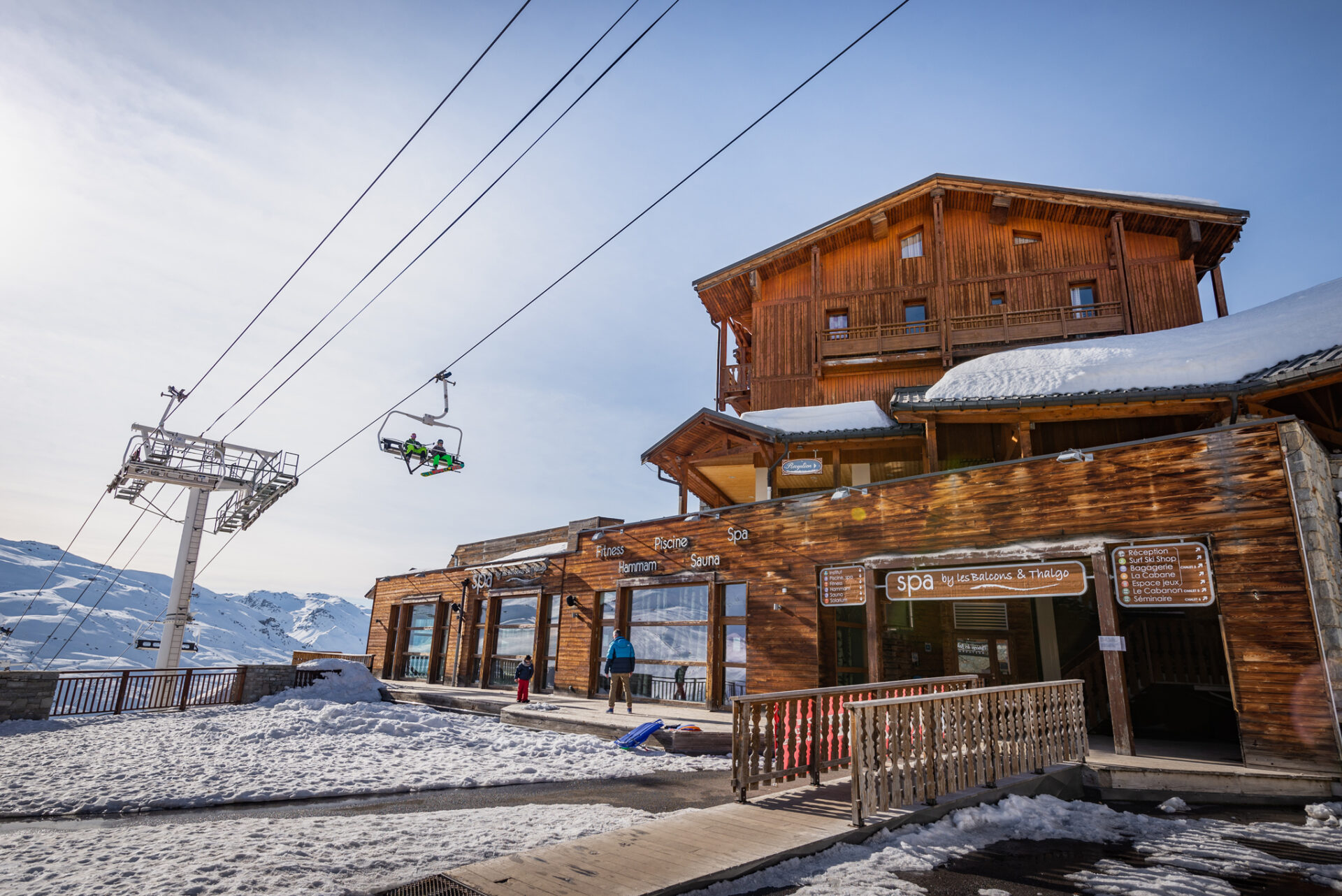 An image of the ski lift going over Les Balcons de Val Thorens