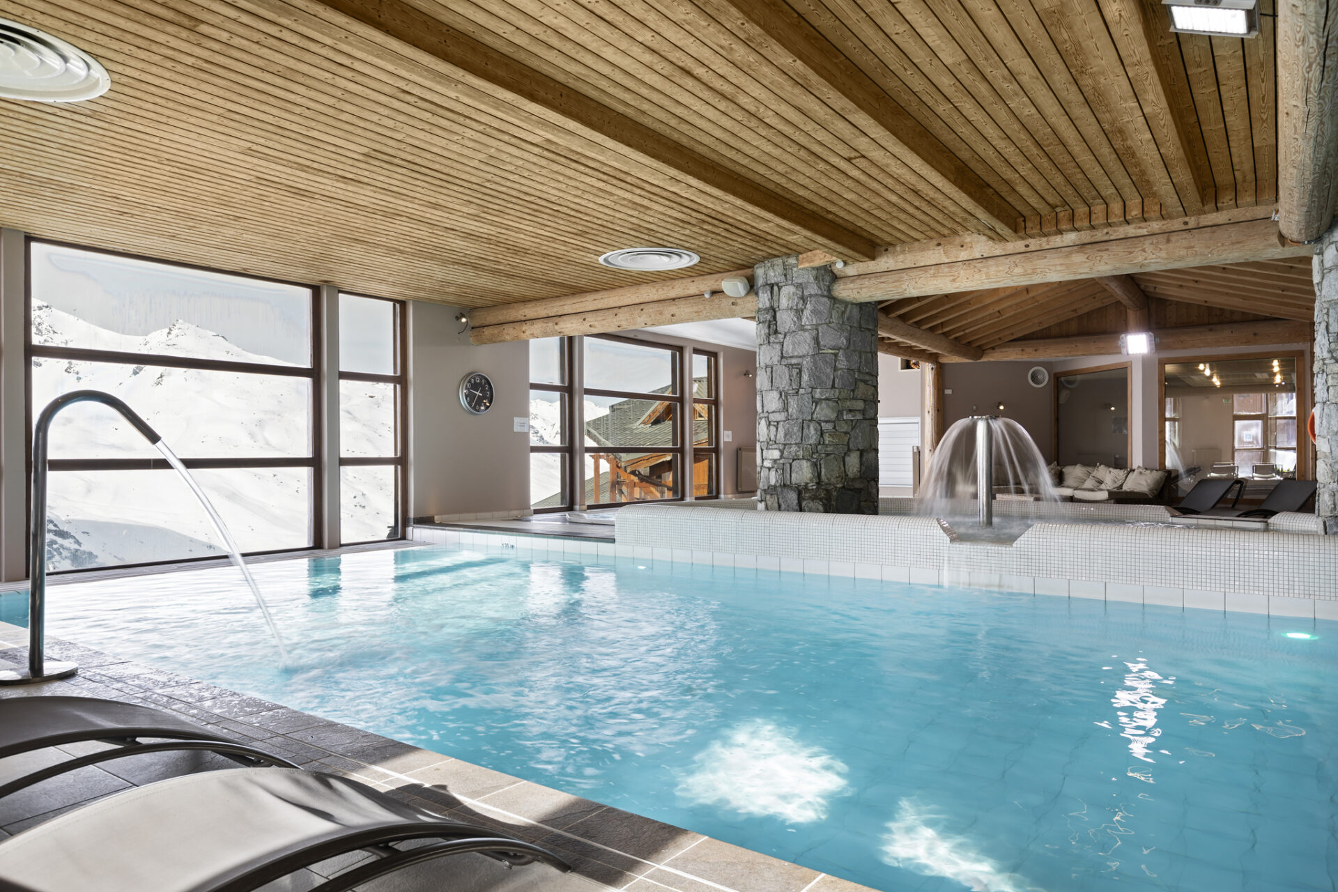 The swimming pool at Les Balcons de Val Thorens