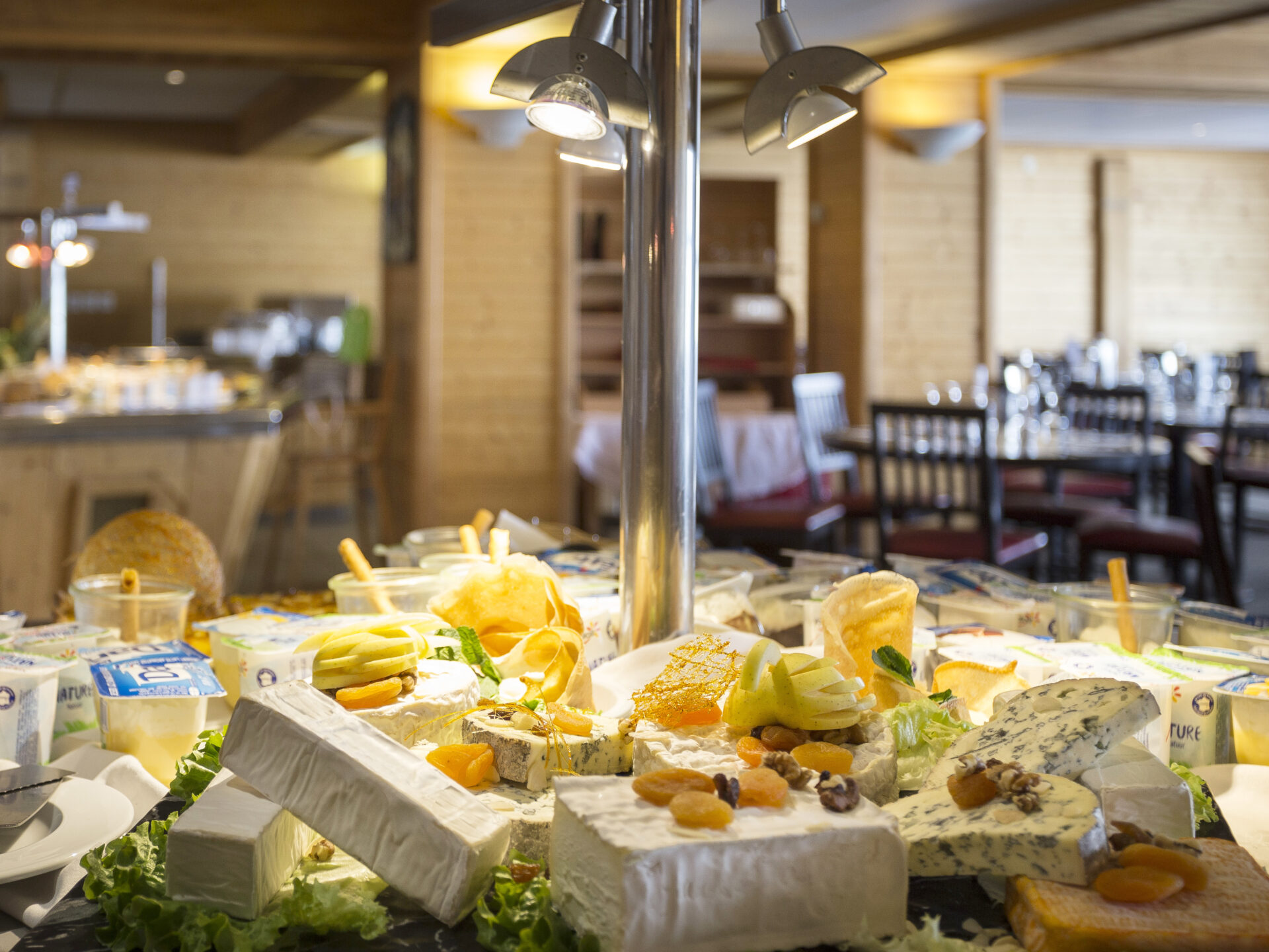 An image of the cheese buffet at Hotel Club MMV Altitude