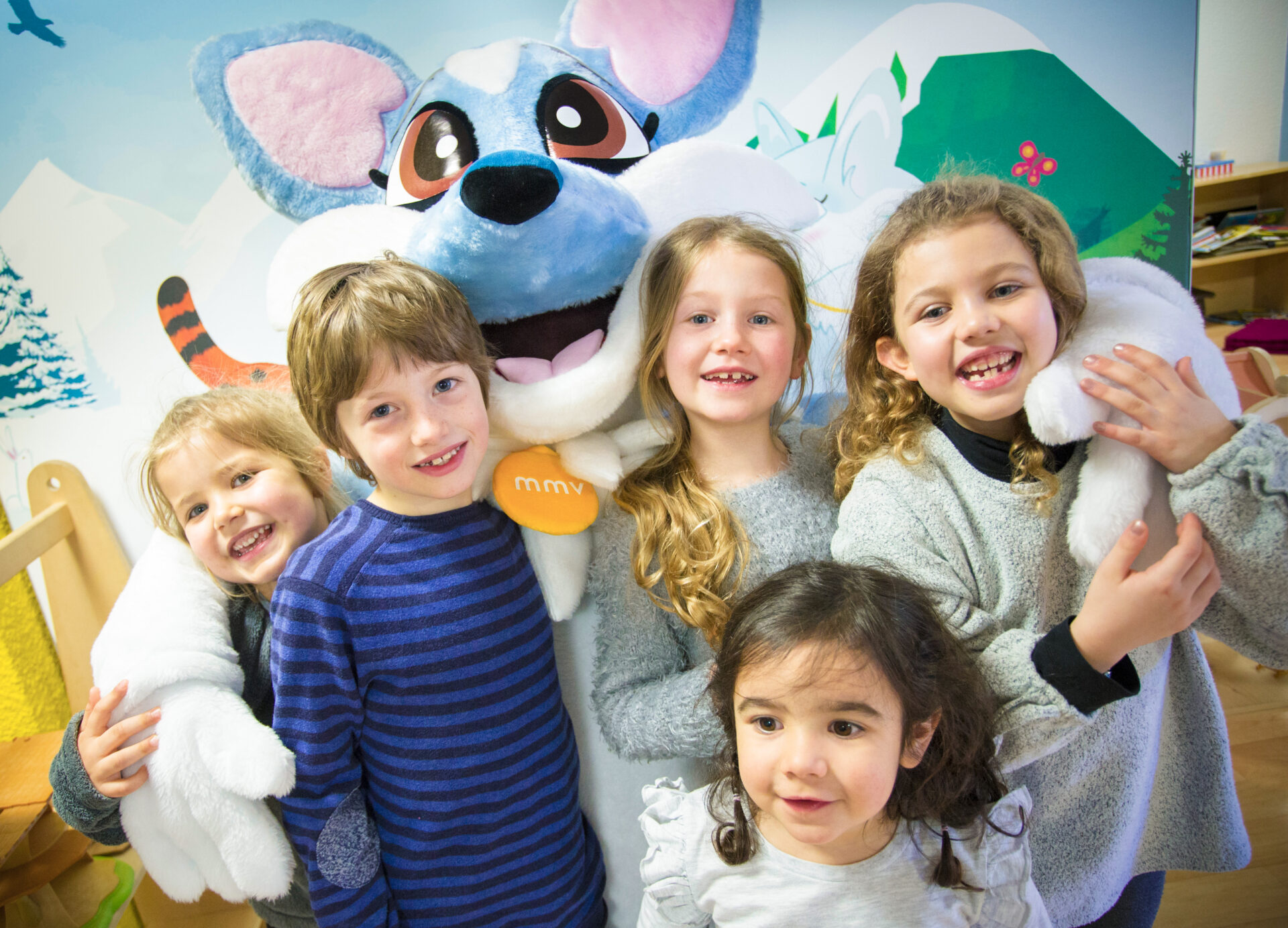 An image of the kids club mascot with kids at Hotel Club MMV Altitude