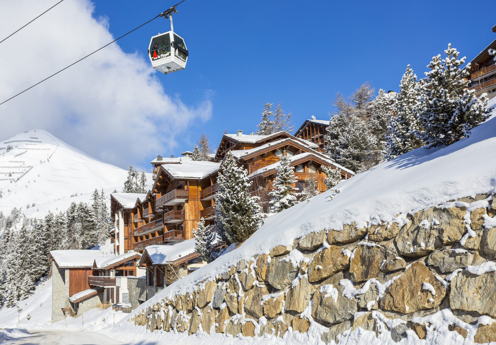 The ski lift going over Hotel Club MMV Les 2 Domaines