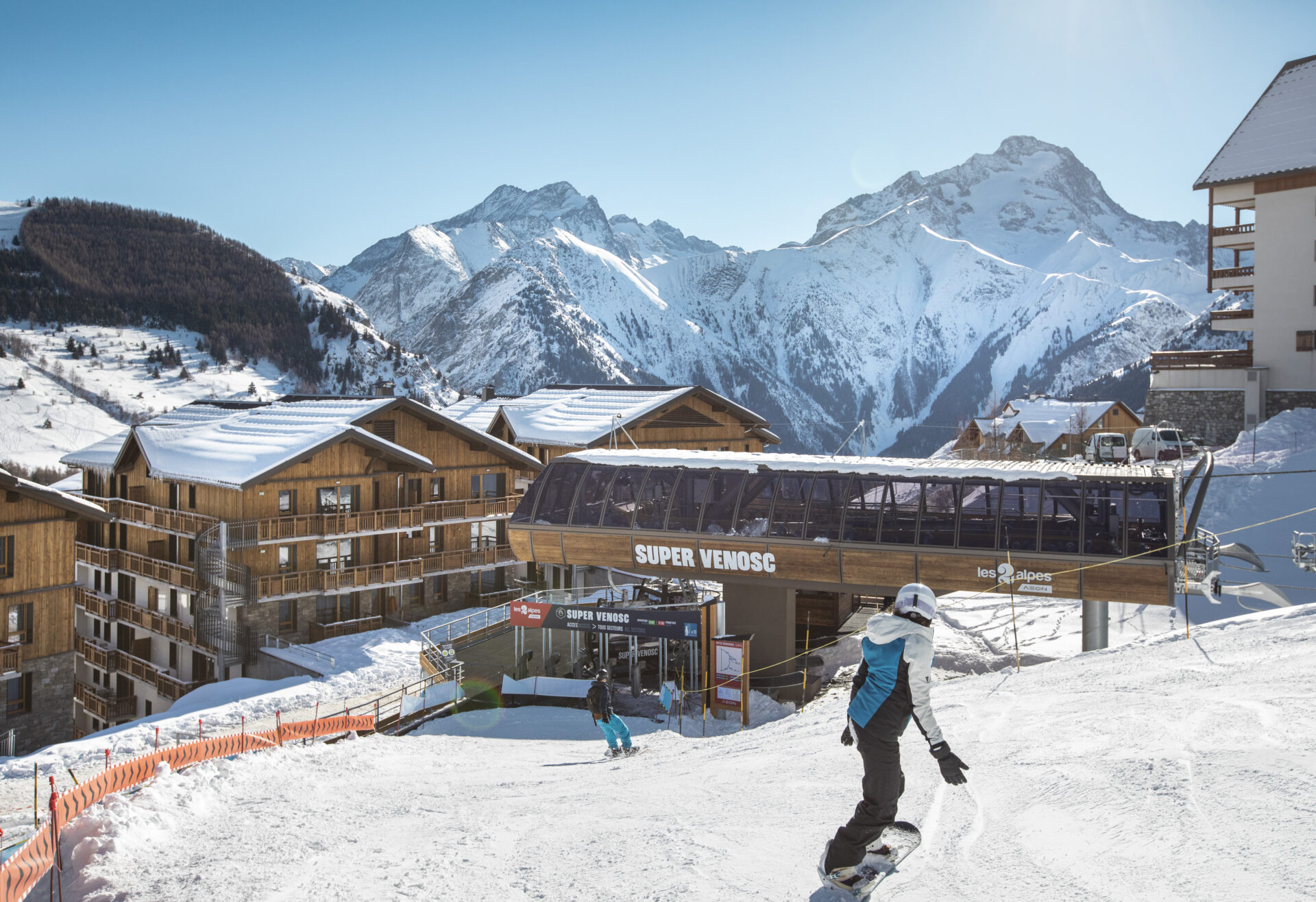 A skiier skiing through Les Deux Alpes